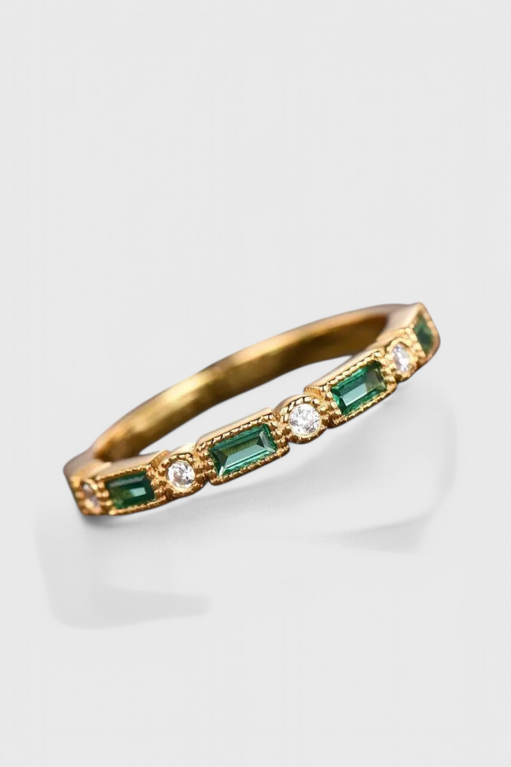 Anillo para mujer con diseño vintage, piedra zirconia verde brillante y baño de oro. Joya de moda, regalo ideal.