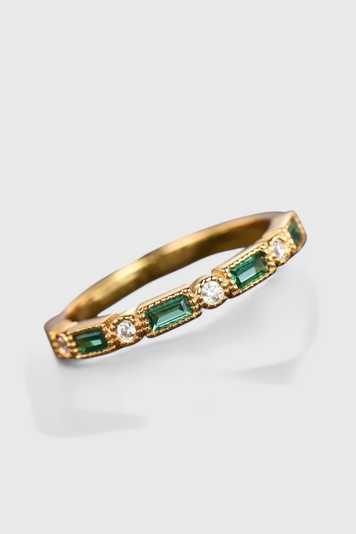 Anillo vintage para mujer, zirconia verde esmeralda, baño de oro. Joyería elegante, accesorio femenino para regalo.