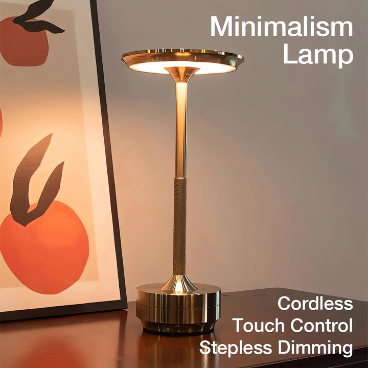 Lámpara de mesa inalámbrica plateada. Diseño nórdico moderno, control táctil, luz LED recargable.