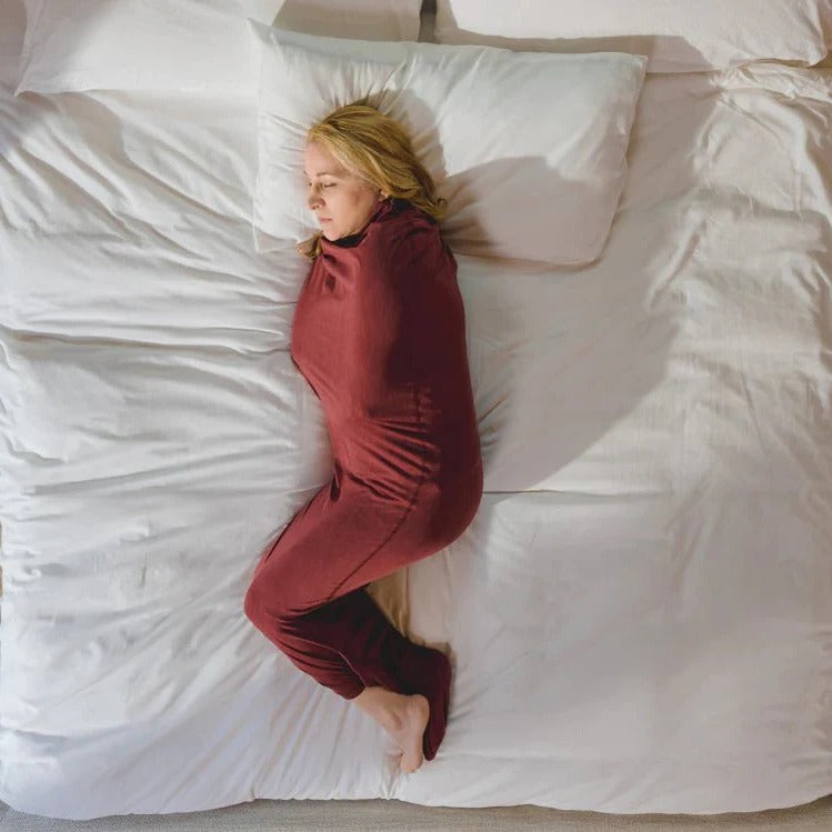 Cómoda manta de compresión suave para adultos, promueve relajación y un sueño profundo sin ansiedad.