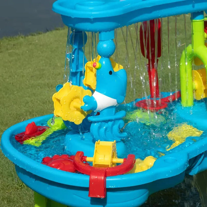 Niños jugando con mesa de arena y agua. Actividad sensorial para niños de 3+ años, perfecta para jardín.