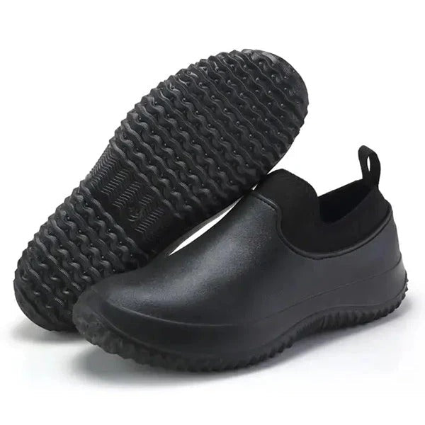 Calzado de trabajo unisex impermeable estilo slip-on. Zapatos antideslizantes para seguridad y confort en ambientes laborales.