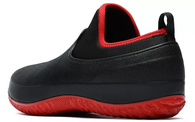 Diseño slip-on de zapatos de trabajo impermeables. Calzado unisex antideslizante que proporciona confort laboral y protección.
