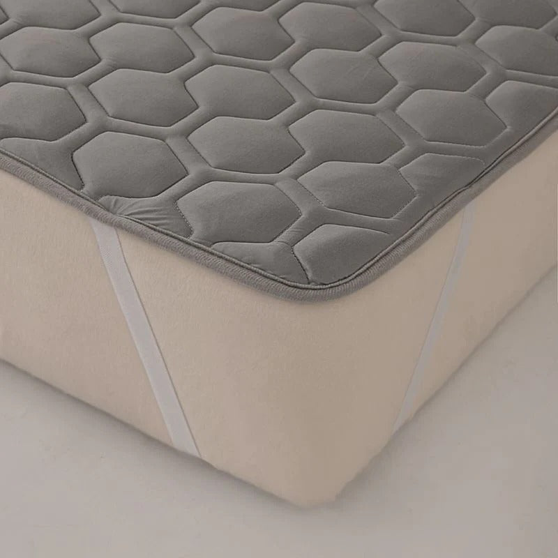 Protector de colchón refrigerante plegado, mostrando su diseño compacto para fácil almacenamiento en el hogar.