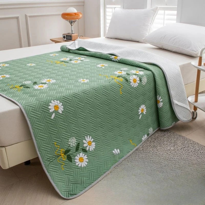 Protector de colchón refrigerante antideslizante para cama, garantizando estabilidad y confort térmico.