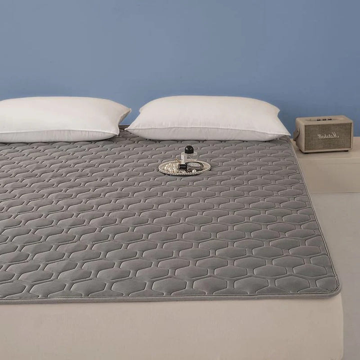 Protector de colchón refrigerante blanco para cama, ofrece descanso fresco y comodidad térmica.