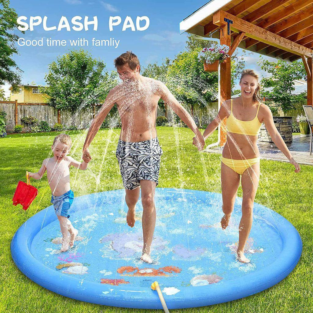 Alfombra de agua redonda con aspersores, extendida en el césped del jardín, lista para refrescar a los niños en verano.
