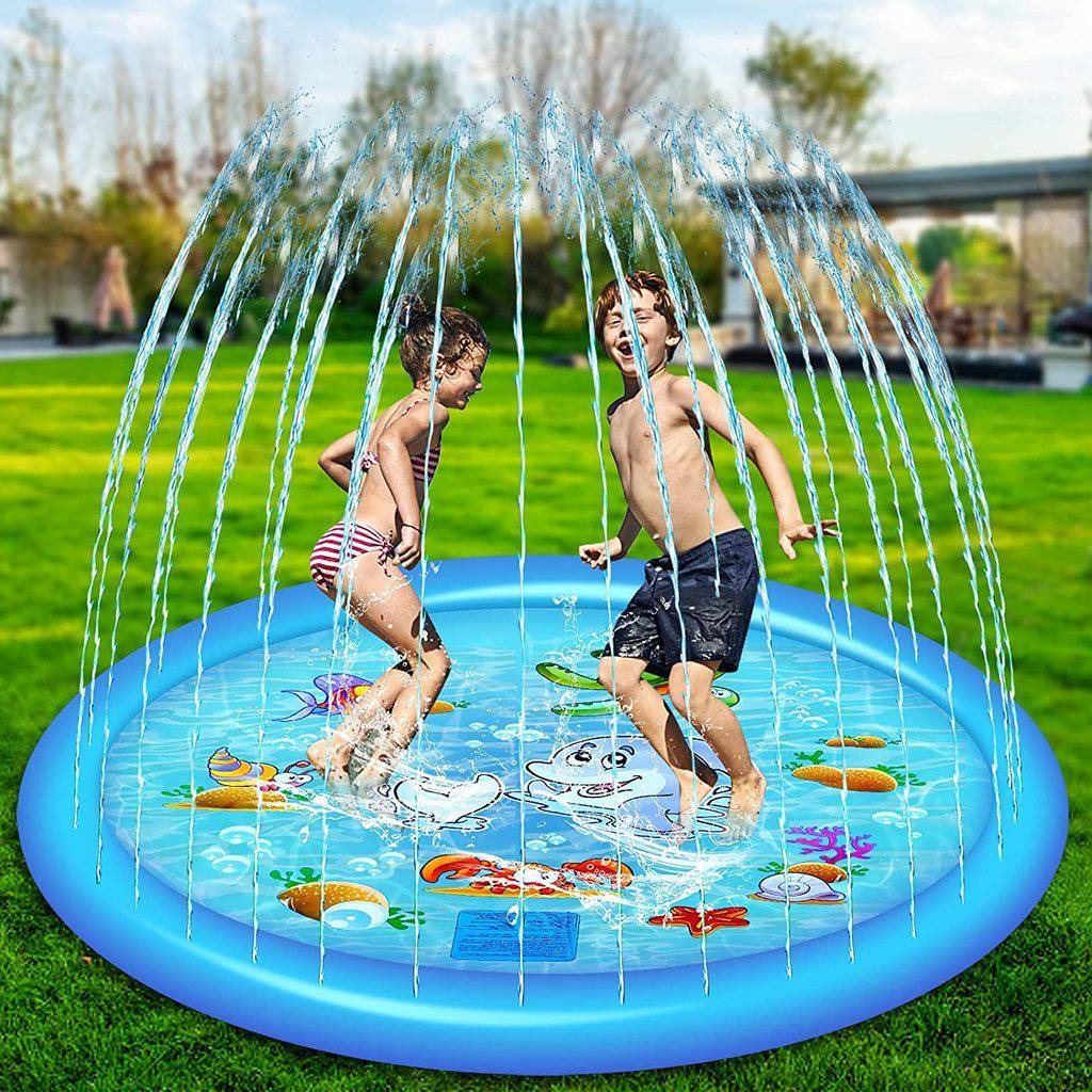Niños felices jugando en alfombra de agua con aspersores, ideal para diversión refrescante en verano y jardín.