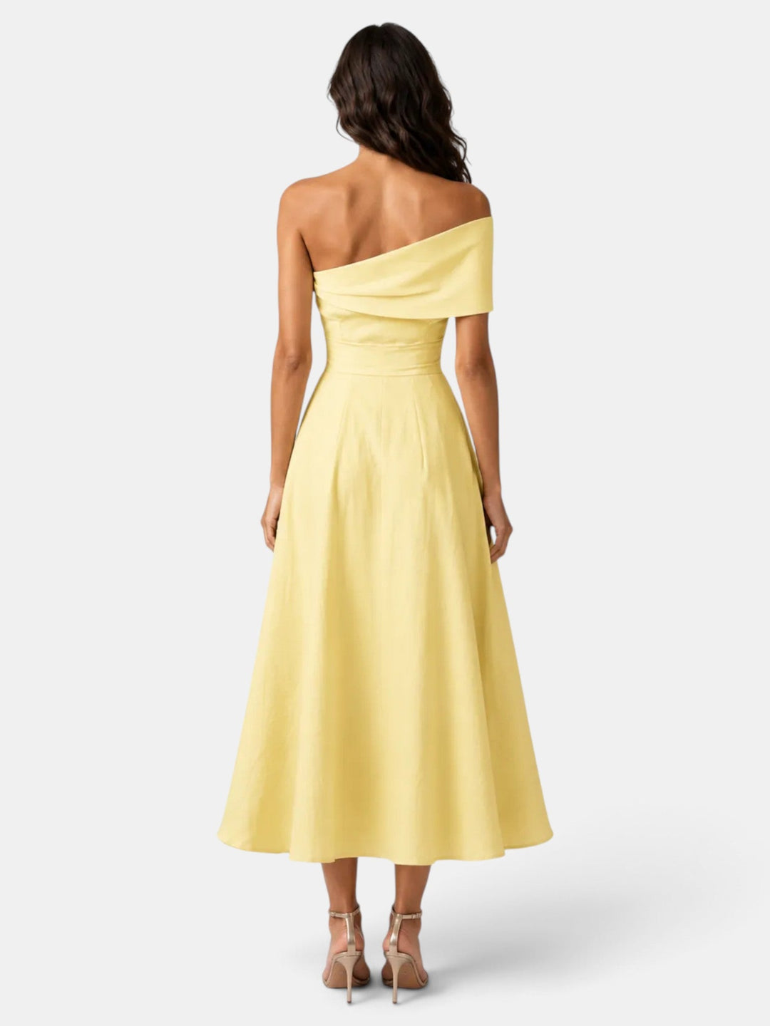 Elegante vestido largo amarillo con diseño asimétrico para invitada de boda. Moda mujer en ocasiones especiales.