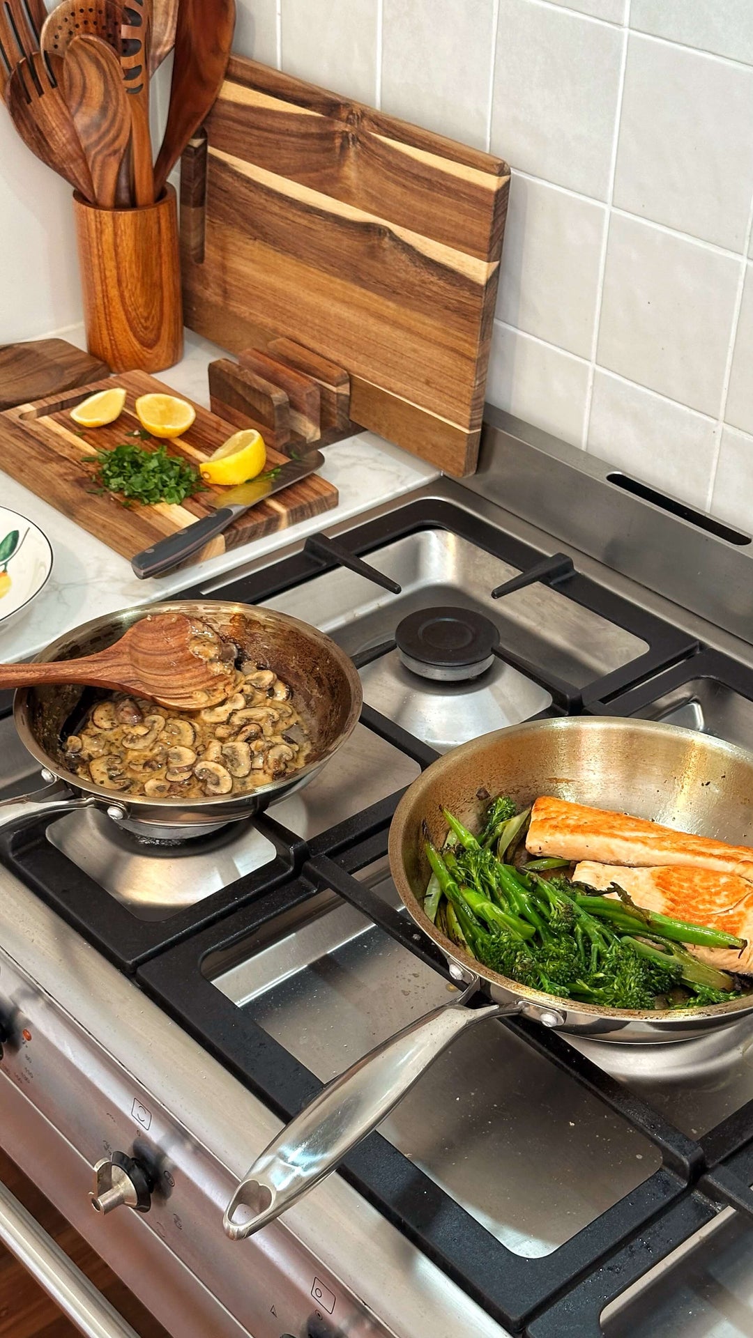 Elegante sartén de acero inoxidable para el hogar, diseño duradero y funcional para chefs y entusiastas de la cocina.