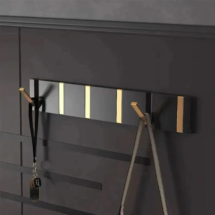 Gancho plegable elegante para baño. Solución de almacenamiento que ahorra espacio.