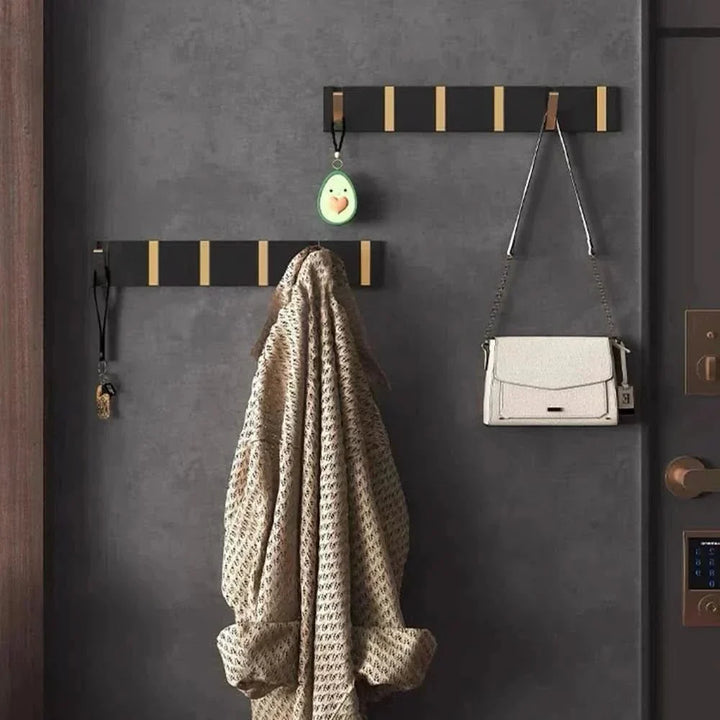 Moderno gancho de pared para dormitorio. Diseño minimalista y montaje fácil.