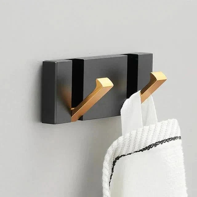 Gancho de pared plegable blanco para entrada. Ahorro de espacio y diseño moderno.