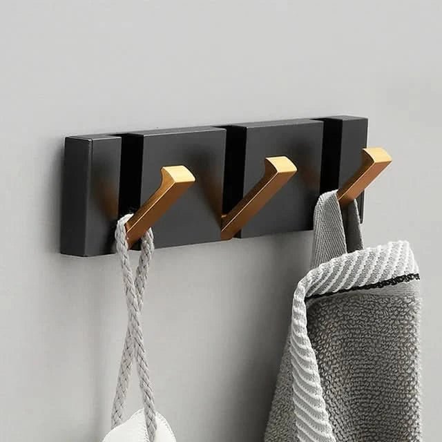 Solución de almacenamiento: gancho plegable. Perfecto para toallas en baños pequeños.