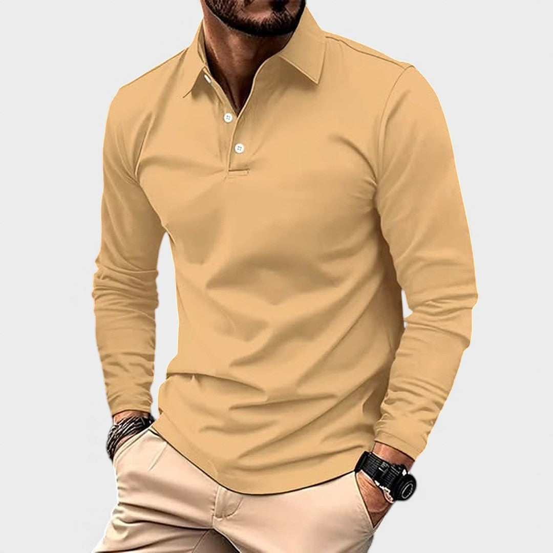 Hombre vistiendo polo de manga larga, demostrando su comodidad y estilo casual elegante. Perfecto para el uso diario.