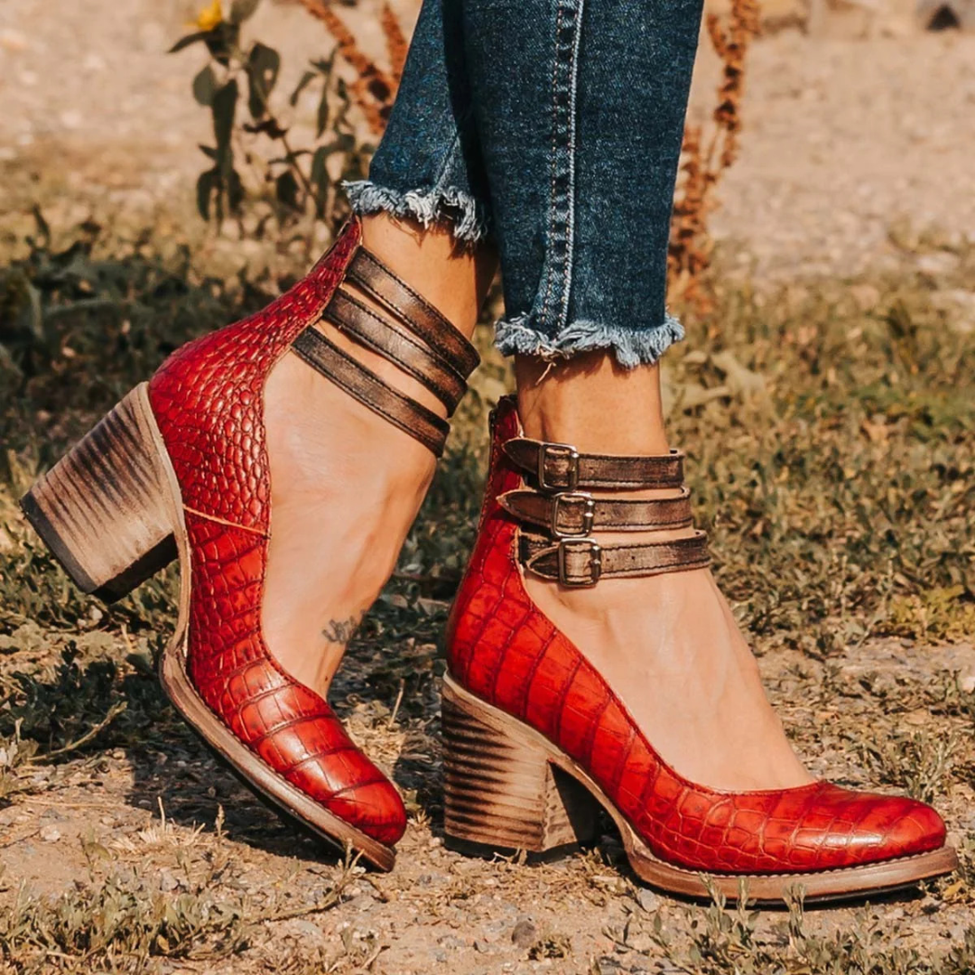 Elegantes botines mujer con tacón cubano, diseño vintage vaquero. Calzado confortable de moda.