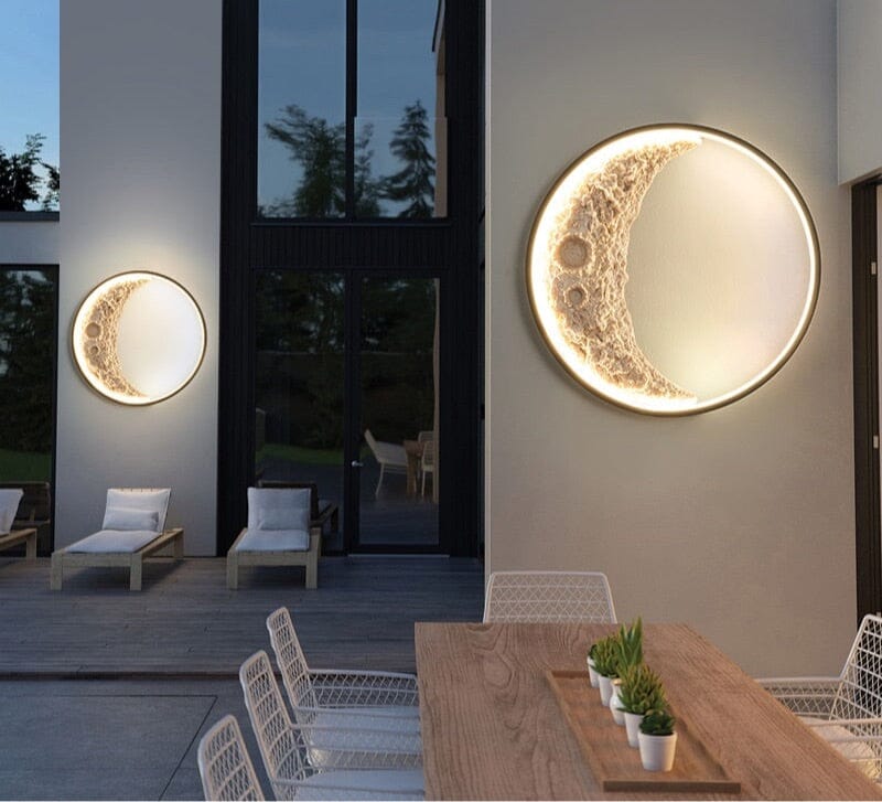 Aplique de pared LED moderno y regulable. Proporciona luz cálida o blanca para cualquier ambiente interior.