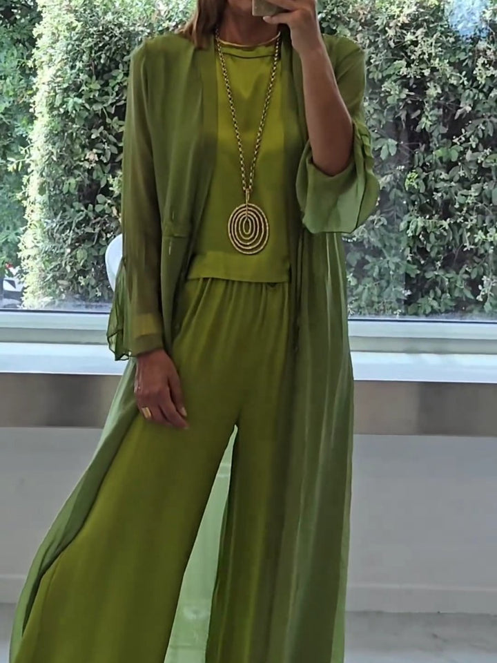 Conjunto de vestir para mujer: top con capa y pantalón ancho. Diseño fluido y cómodo, perfecto para ocasiones o casual.