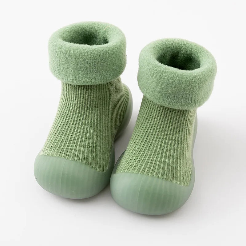 Calzado suave y antideslizante que cuida los pies del bebé, esencial para un desarrollo sano y seguro.
