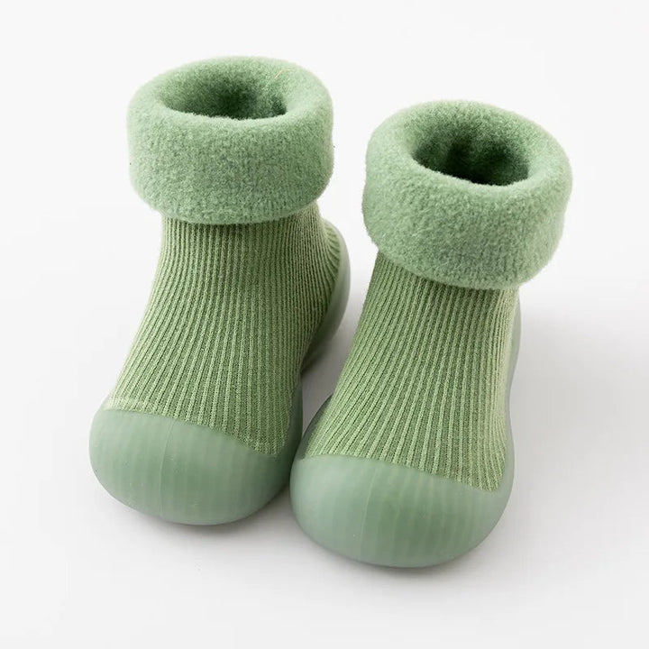 Calzado suave y antideslizante que cuida los pies del bebé, esencial para un desarrollo sano y seguro.