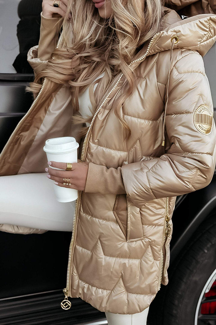 Look de moda: mujer vistiendo chaqueta elegante, abrigo versátil para otoño-primavera.