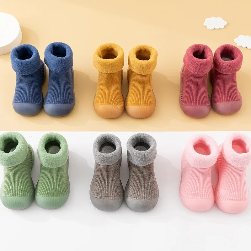 Suaves calcetines-zapato para bebés, antideslizantes y transpirables, garantizan comodidad y protección.