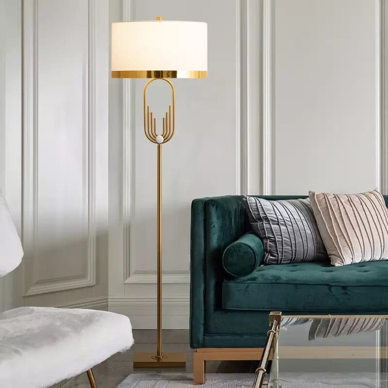 Lámpara de pie dorada estilo Art Decó Aurelia. Diseño geométrico, luz ambiental para decoración hogar.