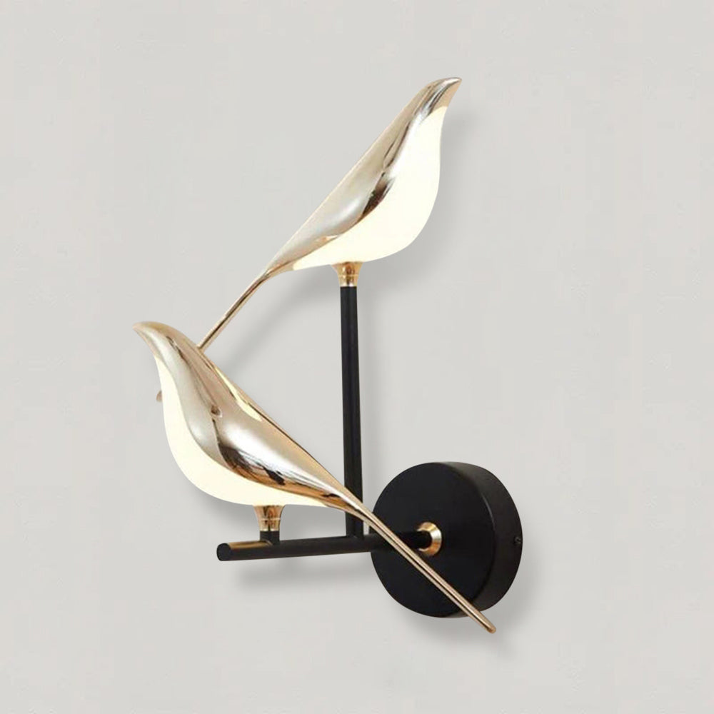 Lámpara de pared dorada con diseño de colibrí, ideal para iluminación moderna y elegante del hogar.