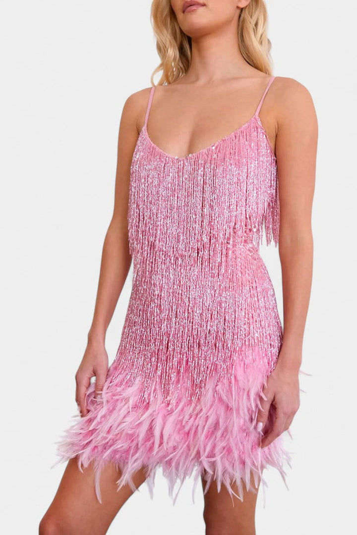 Vestido mini de fiesta para mujer con plumas. Diseño corto, ideal para la noche, cóctel y verano. Moda elegante.