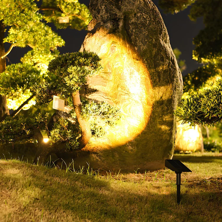 Foco LED solar RGB de exterior, diseño compacto e impermeable para jardín con zoom y colores.