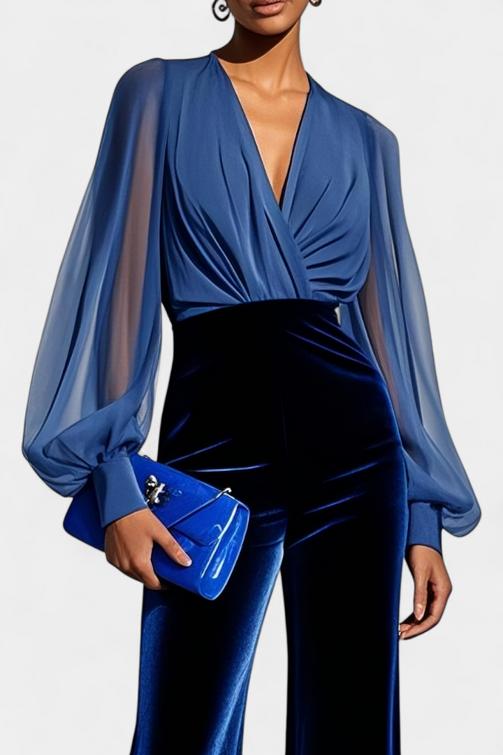 Mujer vistiendo mono formal azul de moda, con pierna ancha y escote en V. Perfecto para ocasiones especiales.