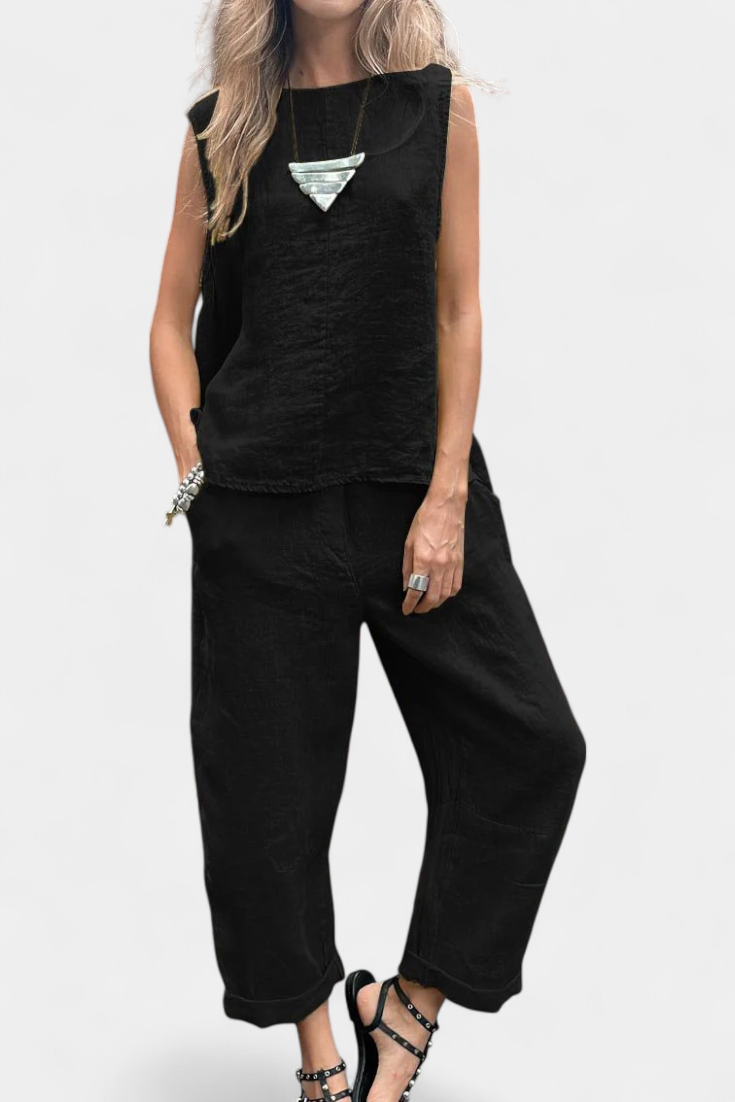 Detalle conjunto Leona de lino para mujer, mostrando textura del chaleco y corte holgado del pantalón. Verano.