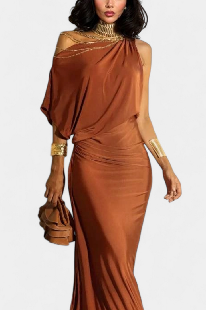 Elegante vestido largo plisado femenino, con diseño de hombros descubiertos para ocasiones especiales.