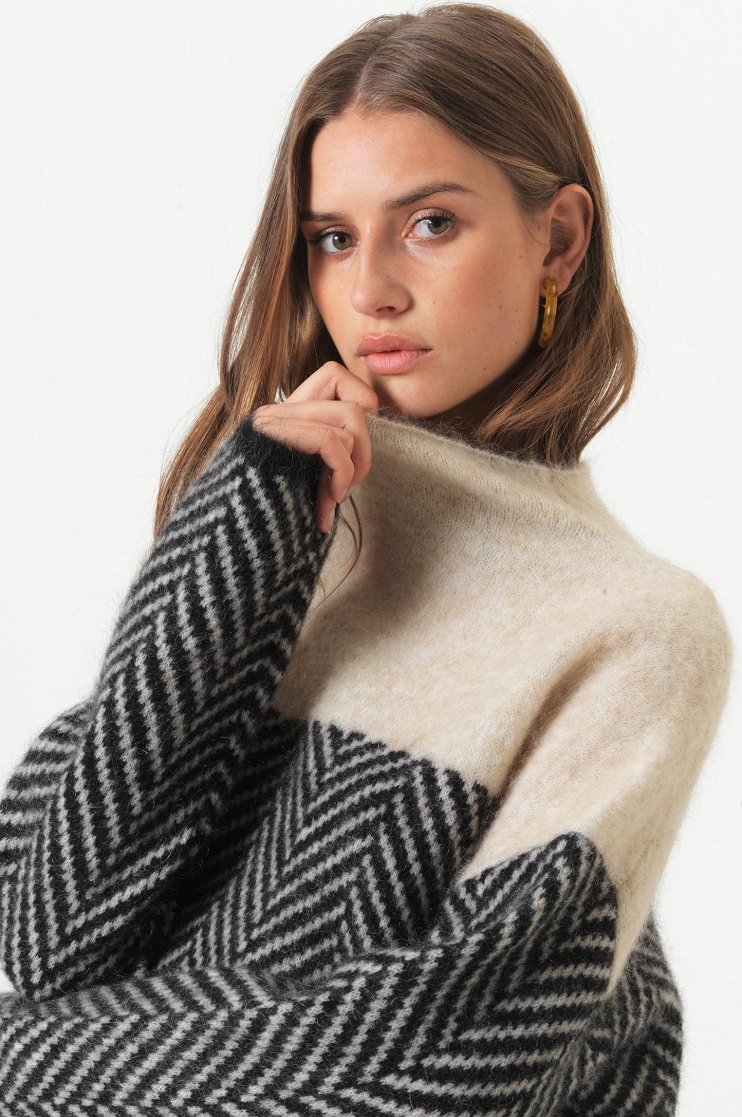Elegante suéter de algodón bicolor con cuello alto para mujer, ajuste cómodo, perfecto para cualquier ocasión.