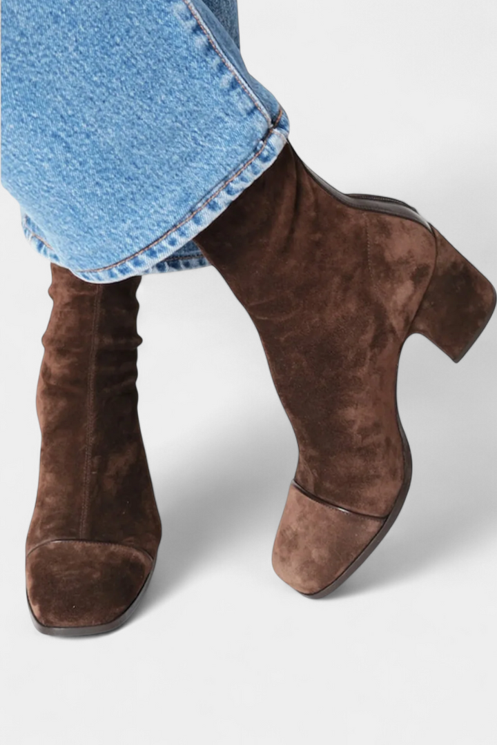 Calzado versátil: botas de tacón grueso para mujer en tonos marrón y rojo, ideales para la moda actual.