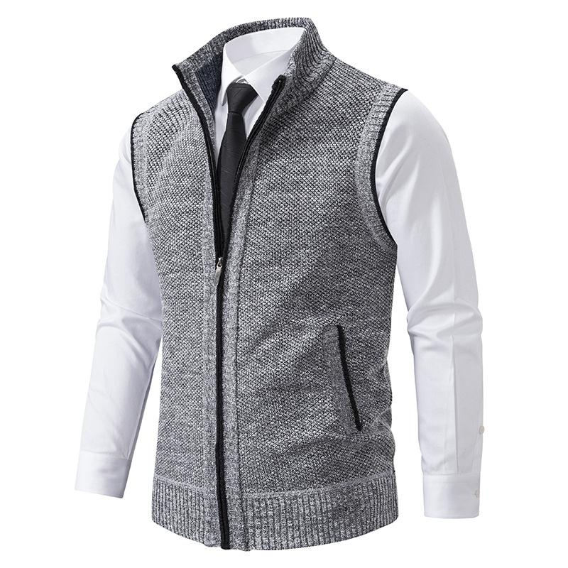 Hombre vistiendo cárdigan de punto gris con cremallera, estilo casual elegante de invierno.