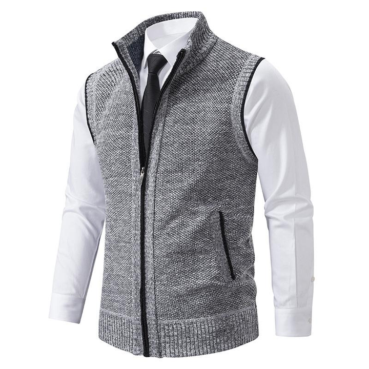 Hombre vistiendo cárdigan de punto gris con cremallera, estilo casual elegante de invierno.