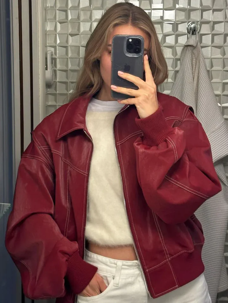 Outwear de moda: chaqueta oversize de contraste, tendencia cómoda para mujer con estilo.