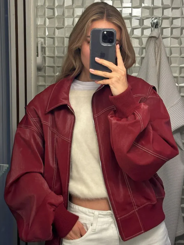 Outwear de moda: chaqueta oversize de contraste, tendencia cómoda para mujer con estilo.