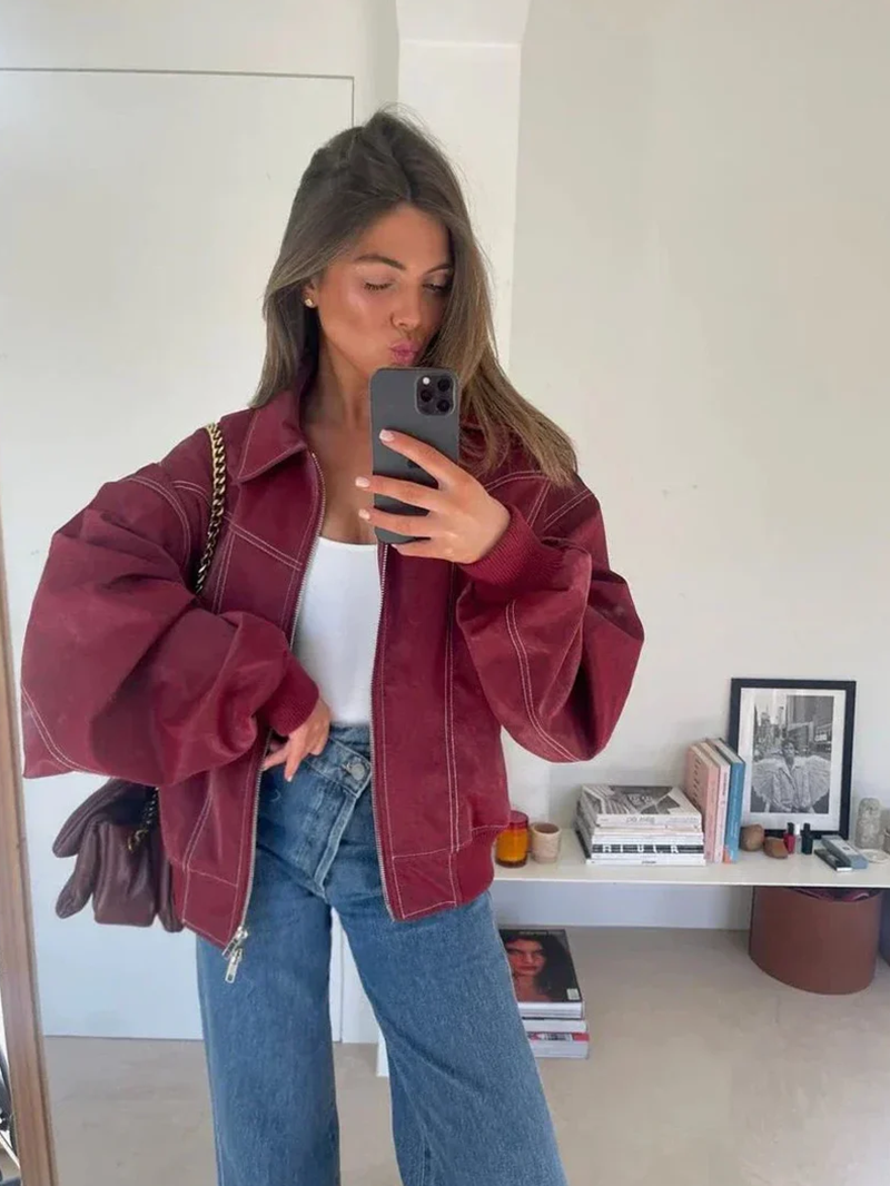 Estilosa chaqueta de mujer, corte oversize con detalles de contraste, perfecta para casual.