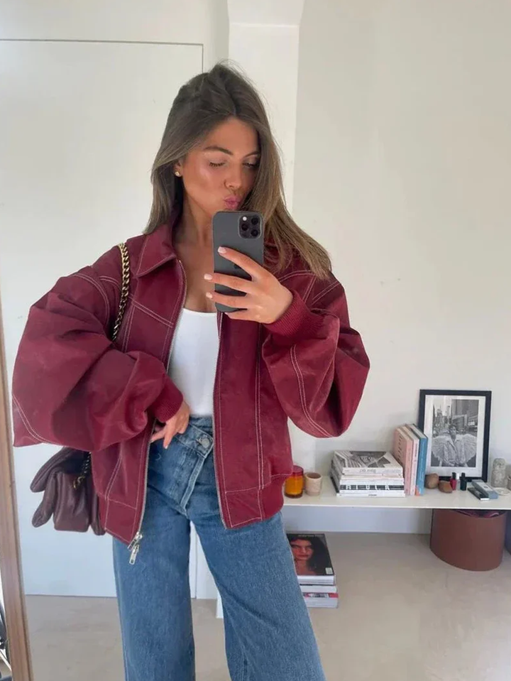 Estilosa chaqueta de mujer, corte oversize con detalles de contraste, perfecta para casual.