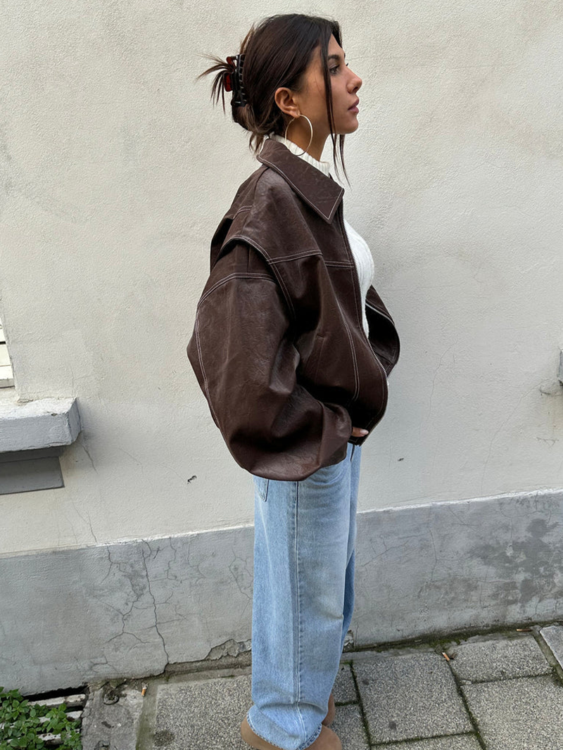 Prenda de outwear de otoño: chaqueta oversize de contraste para mujer, moda y tendencia.