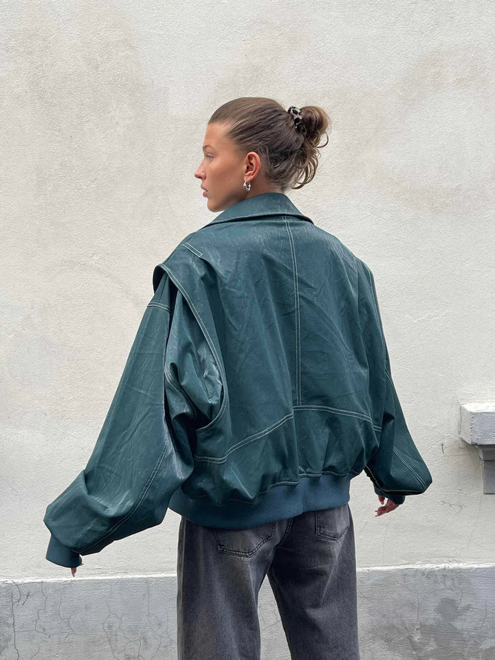 Outwear femenino: chaqueta oversize de contraste, tendencia y comodidad para mujer moderna.