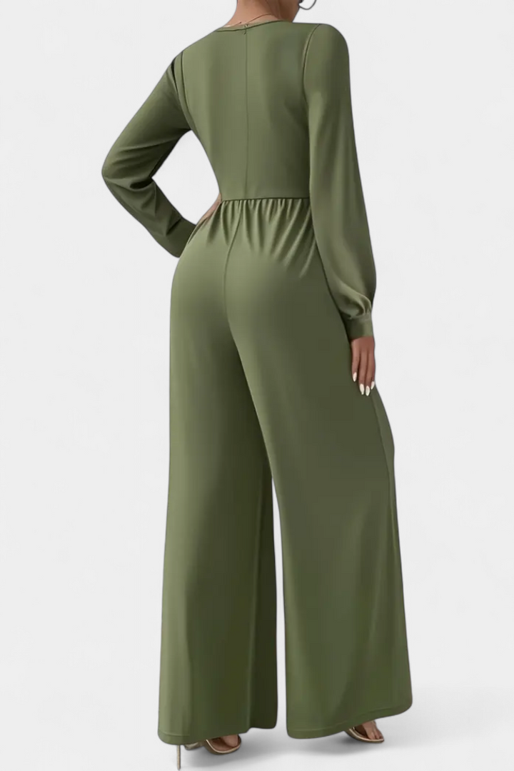 Traje de pantalón verde para mujer, con chaqueta de escote V. Estilo moderno y cómodo para trabajo.