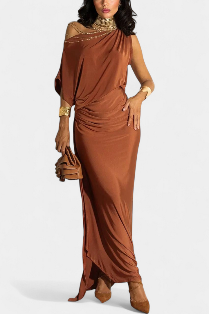 Vestido largo plisado de mujer con hombros descubiertos, ideal para fiesta, noche o evento elegante.