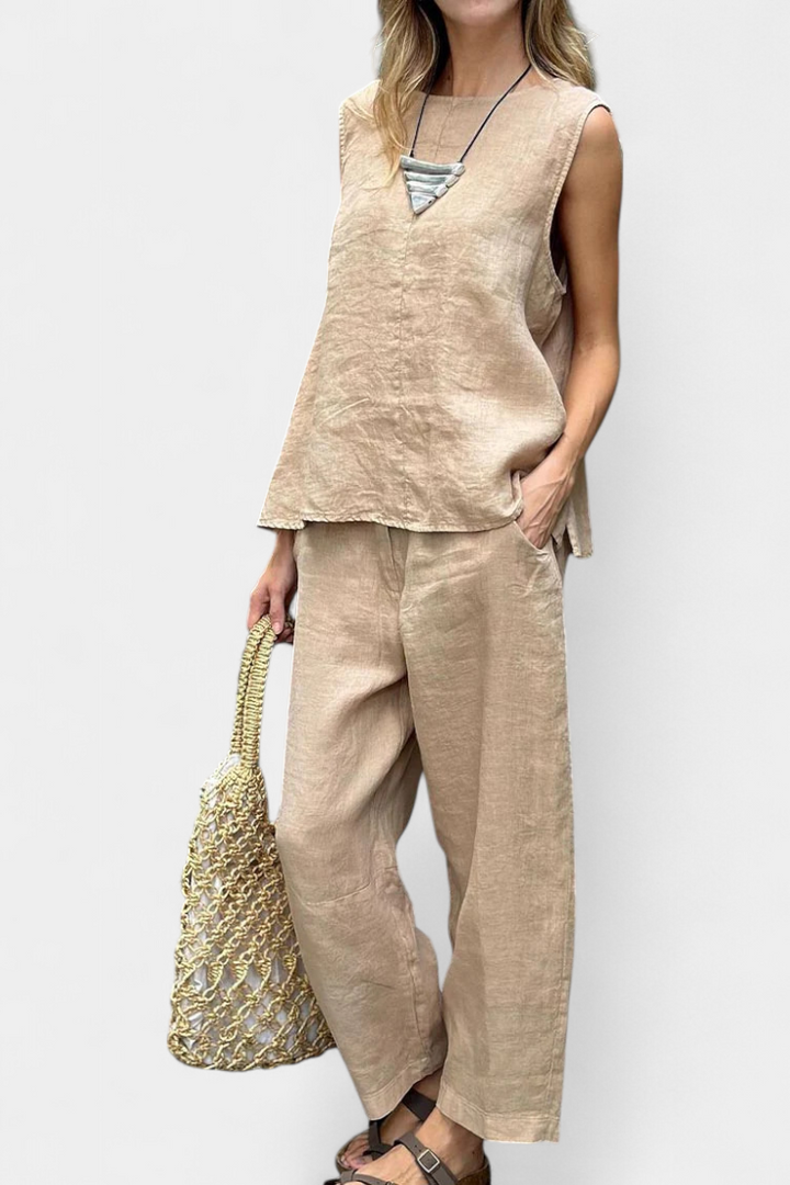 Mujer luciendo conjunto Leona de lino y algodón, chaleco y pantalón. Comodidad y estilo casual para verano.
