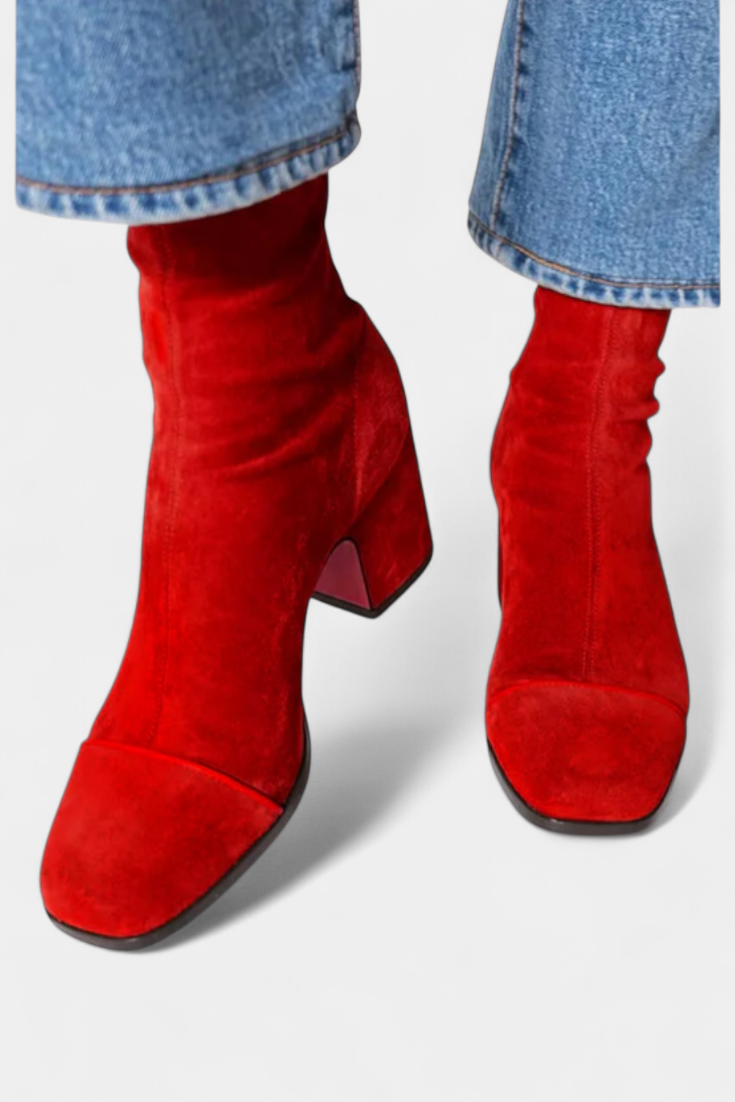 Botas de tacón grueso de mujer que combinan estilo moderno y comodidad, perfectas para la temporada fría.