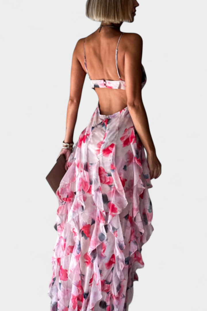 Vestido de fiesta floral con volantes, cortes laterales y estilo maxi, perfecto para el verano.