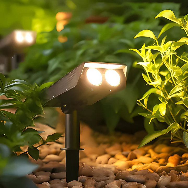 Foco LED solar RGB impermeable, ideal para iluminación de paisaje exterior con zoom ajustable.