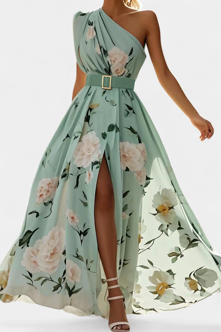 Vestido floral azul elegante de mujer con volantes y abertura lateral, ideal para fiesta y verano.